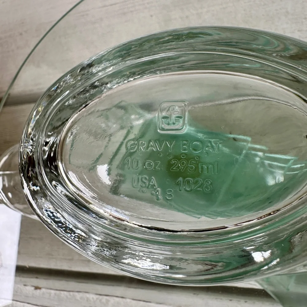 ANCHOR HOCKING, 10 OZ. CLEAR GLASS, GRAVY BOAT. IN EXCELLENT CONDITION.